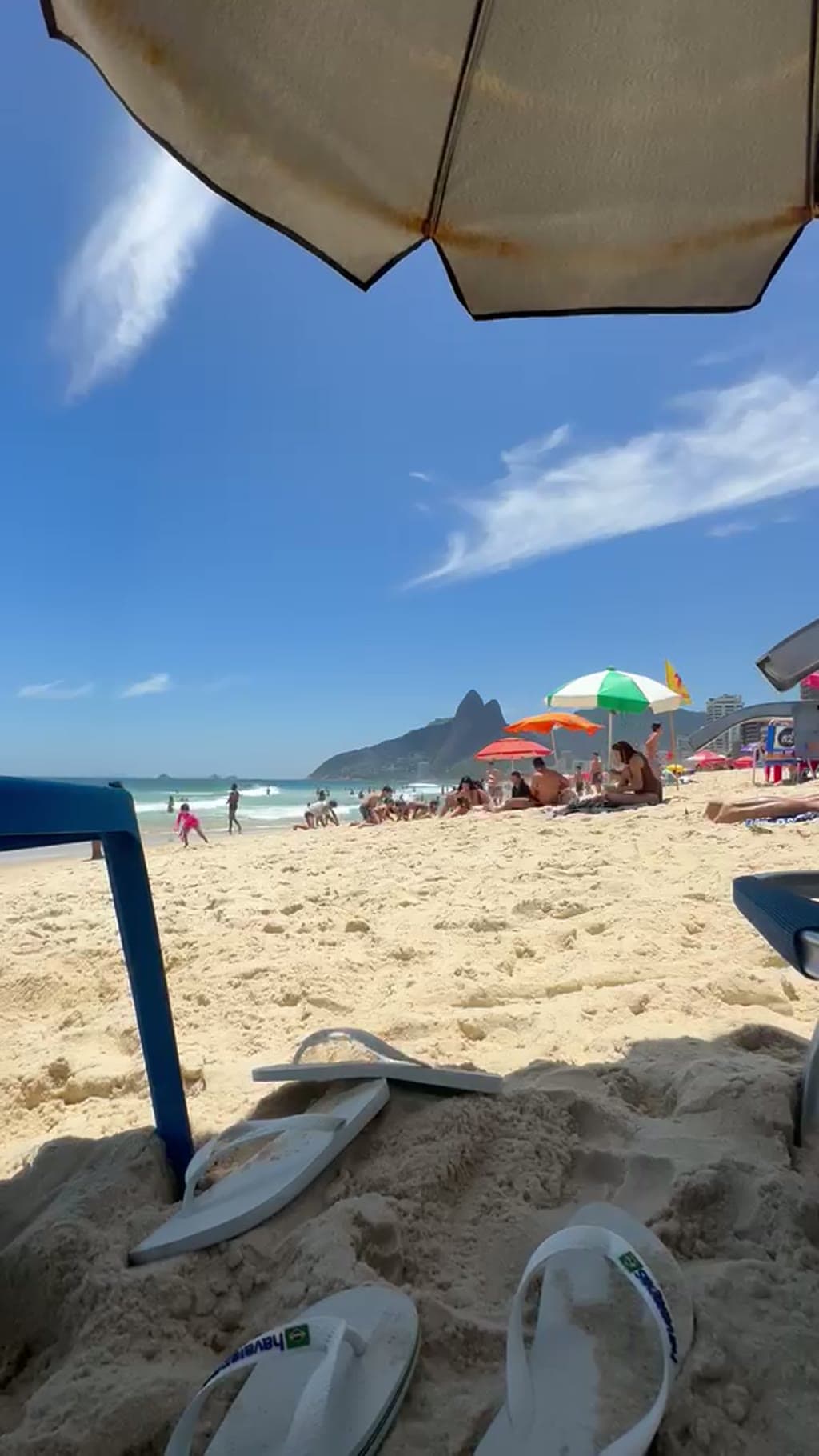 Praia no Rio de Janeiro, com o Morro Dois Irmãos ao fundo.